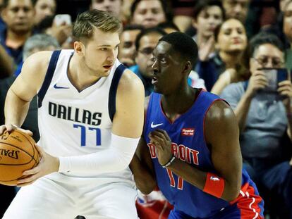 Doncic protege el balón ante Snell en el Detroit-Dallas en Mëxico.