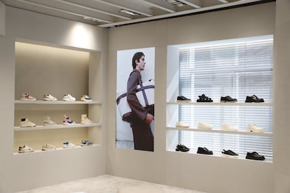 También cuenta con una zona de exposición para la colección de calzado y complementos.
