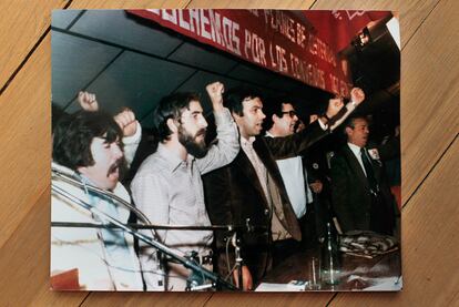 "Esta foto es del mismo día. Vemos a Felipe con el puño en alto cantando la Internacional y habrá pocas en las que él aparece así. Si uno se fija, se ve que va con la misma chaqueta y la misma camisa con la que se presentó a las elecciones. Era su uniforme".