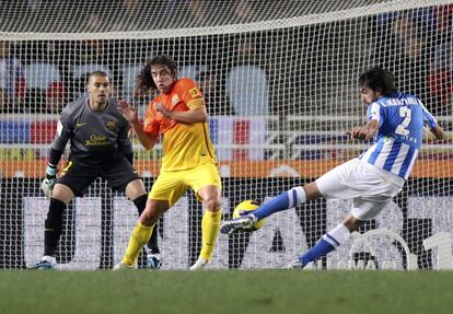 Carlos Martínez intenta un disparo a portería ante Valdés y Puyol.