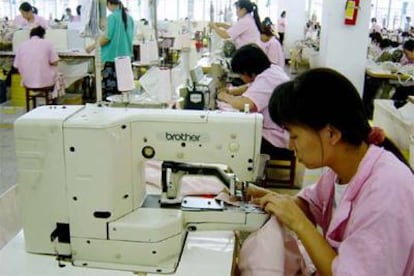 Trabajadoras chinas en una factoría textil de la ciudad de Shenzhen.