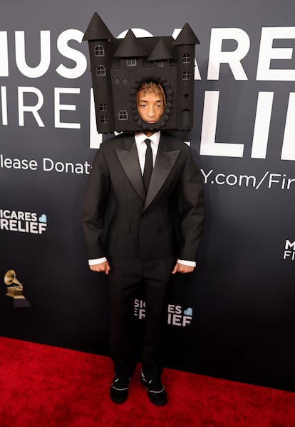 Jaden Smith con su tocado/castillo en la alfombra roja. 

