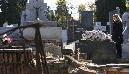 Amparo, junto a la tumba de su familia, en el cementerio de la Almudena. 