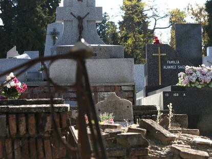 Amparo, junto a la tumba de su familia, en el cementerio de la Almudena. 