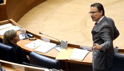 El consejero de Gobernación, Serafín Castellano, en la sesión de ayer en las Cortes Valencianas.