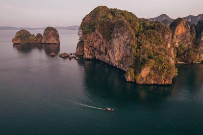 Un 'longtail boat' surca el mar de Andamán a los pies de los acantilados de Railay.