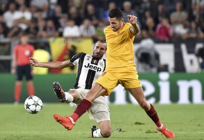 Giorgio Chiellini (i) de la Juventus de Turin intenta quitarle el balón a Vitolo del Sevilla