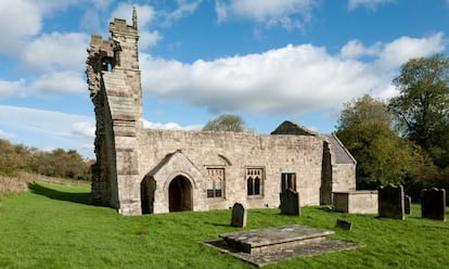 Imagem das ruínas da igreja e do cemitério de Wharram.