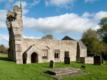 Imagem das ruínas da igreja e do cemitério de Wharram.