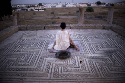 Una actriz, durante la recreación de los mitos clásicos en las ruinas de Itálica.