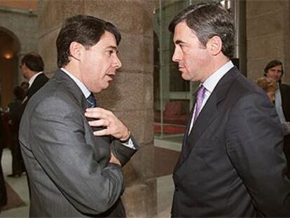 Ignacio González dialoga con Ángel Acebes, ayer, tras la toma de posesión de Esperanza Aguirre.