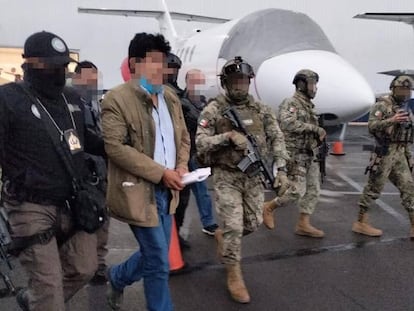 Marinos escoltan a Caro Quintero en un aeropuerto durante su traslado, luego de su captura en Choix, Sinaloa (México), el 15 de julio.