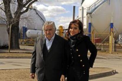 Fotografía tomada el pasado 27 de agosto en la que se registró al presidente de Uruguay, José Mujica (i) y su par de Argentina, Cristina Fernández (d). Ambos mandatarios se reencontrarán este lunes en Buenos Aires para hablar acerca de la conflictiva planta de celulosa de la finlandesa UPM. EFE/Archivo