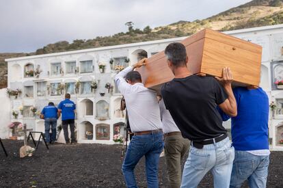 Entierro el lunes de uno de los jóvenes migrantes fallecidos el sábado cuando naufragó un cayuco cerca de la costa de El Hierro.