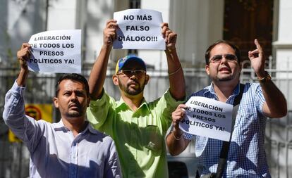 Activistas opositores fuera de la Nunciatura de Caracas.