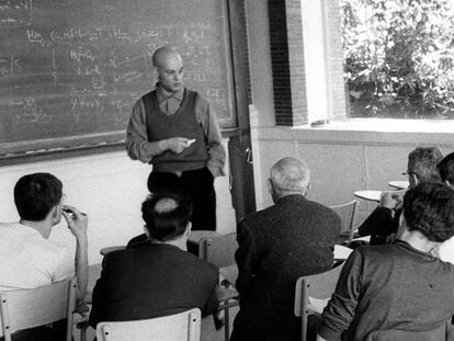 Alexander Grothendieck dando clases de matemáticas en la década de 1960.