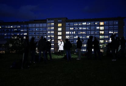 Los medios de comunicación informan desde el exterior del Hospital Gemelli, este miércoles.