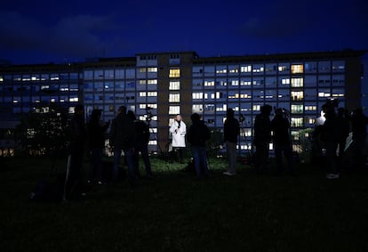 Los medios de comunicación informan desde el exterior del Hospital Gemelli, este miércoles. 