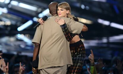 Kanye West y Taylor Swift se abrazan en los MTV Video Music Awards en 2015.