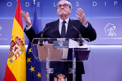 El defensor del Pueblo, Ángel Gabilondo, durante la rueda de prensa este viernes en el Congreso.