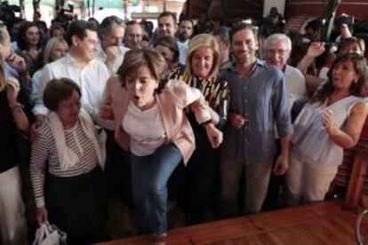 Soraya Sáenz de Santamaría sube a un estrado para dirigirse a sus seguidores en el acto final de campaña para liderar el Partido Popular.