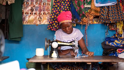 Una joven beneficiaria del proyecto 'The Right to Be a Girl' asiste a un taller de costura.