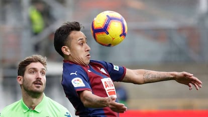 Orellana controla un balón ante Campaña.