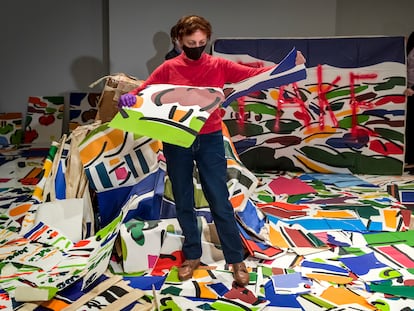 La artista valenciana Rosa Torres destruye algunas de las 300 obras de arte que le plagiaron, este miércoles en el Centre del Carme.