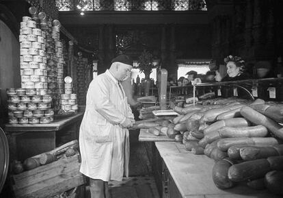 Un vendedor despacha salchichas en los almacenes Gastronom nº 1, que se siguieron conociendo como Eliseevski, en 1951.