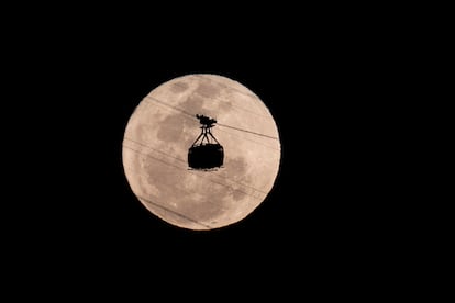 El teleférico del pico Pan de Ázucar sobre la superluna este lunes en Río de Janeiro, Brasil.  