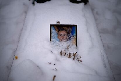El sargento Mykhaylovych Shchrman, de 42 años, asesinado el 7 de abril de 2022, enterrado en el cementerio de Leópolis, Ucrania. 