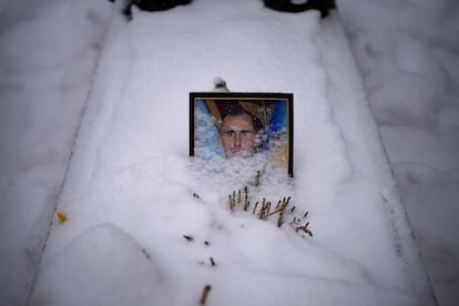 El sargento Mykhaylovych Shchrman, de 42 años, asesinado el 7 de abril de 2022, enterrado en el cementerio de Leópolis, Ucrania.