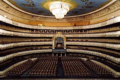 Teatro Mariinsky (San Petersburgo, Rusia). Este teatro ha desempeñado un papel primordial en los ballets rusos desde su construcción en 1859, y sigue siendo una de las instituciones culturales más queridas y respetadas de Rusia. Su edificio verde y blanco, muy bien situado en la plaza del Teatro, es una visita obligada para los amantes de la danza. Se inauguró en 1860, y por él han pasado algunos de los grandes músicos, bailarines y cantantes del mundo. El Mariinsky II fue inaugurado en el 2013 tras más de una década en construcción, disputas legales, escándalos y rumores. Es una pieza principal para la compañía de ballet y ópera más famosa de San Petersburgo y uno de los auditorios más avanzados del mundo tecnológicamente, con una vista y una acústica magníficas desde sus 2.000 butacas. El exterior no resulta muy interesante, pero el interior es espléndido. 