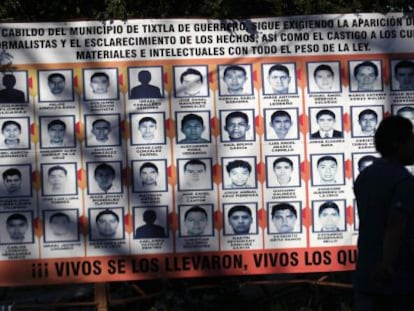 Una manta con las fotografías de los estudiantes desaparecidos. 