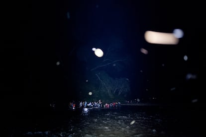 Al caer la noche, muchos migrantes llegan a la comunidad indígena de Bajo Chiquito, en Panamá, después de haber caminado todo el día por la selva.