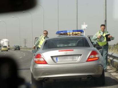 Vehículo camuflado de la Agrupación de Tráfico de la Guardia Civil con un radar para detectar infracciones por exceso de velocidad.