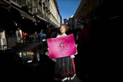 Una manifestante sostiene una pancarta con las palabras "¡Maldita sea la Troika" en la manifestación contra la política de austeridad del gobierno, en el centro de Lisboa, Portugal.