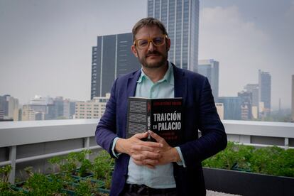 Hernán Gómez sostiene una copia de su libro 'Traición en Palacio', en Ciudad de México, el 5 de julio de 2023.