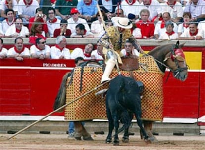 Un picador clava la segunda puya al tercero de la tarde.