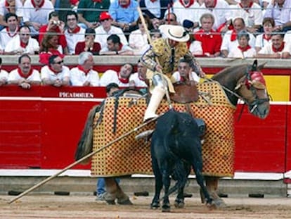 Un picador clava la segunda puya al tercero de la tarde.