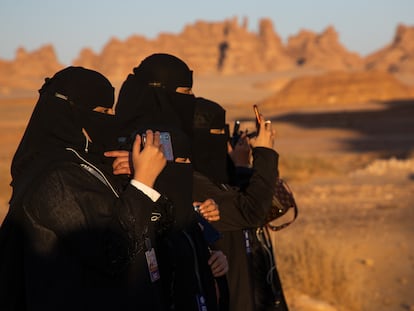 Varias mujeres con teléfonos móviles en Al Madinah, en Arabia Saudí, en diciembre de 2019.