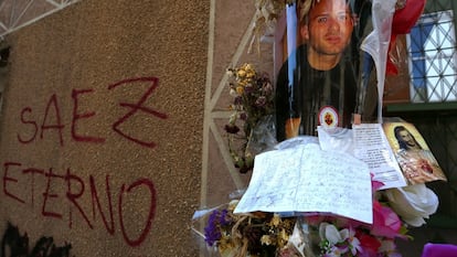 Altar en memoria de 
El Sae que se levantó por sus familiares y amigos en el lugar en el que fue acribillado a tiros el pasado mayo, en la calle de Juan Tornero de Madrid.