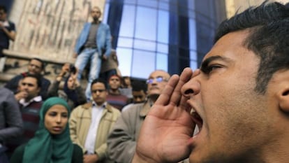 Homem protesta contra a absolvição do ditador Mubarak no Cairo.