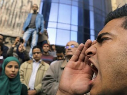 Un hombre protesta por la absolución del dictador Mubarak en El Cairo.