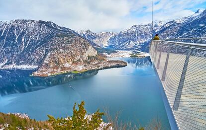 Vista del lago Hallstattersee desde el mirador en la cumbre de la montaña de Salzberg.