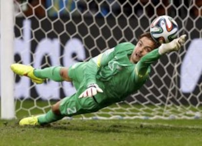 Krul detiene un penalti a Costa Rica.