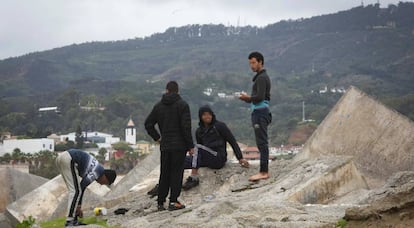 Cuatro jóvenes inmigrantes marroquíes en Ceuta, el 16 de noviembre.