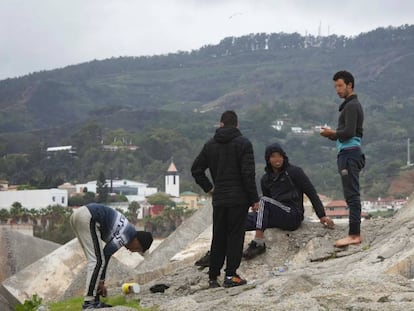 Cuatro jóvenes inmigrantes marroquíes en Ceuta, el 16 de noviembre.