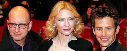 De izquierda a derecha el director Steven Soderbergh, la actriz australiana Cate Blanchett y el actor alemán Christian Oliver posan antes del estreno de "The Good German", en la Berlinale