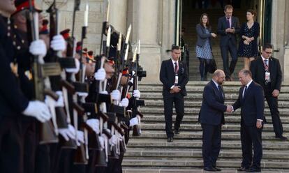 El president del Parlament Europeu, Martin Schulz (esquerra), saluda el primer ministre de Malta, Josehp Muscat, aquest dimecres a La Valletta.